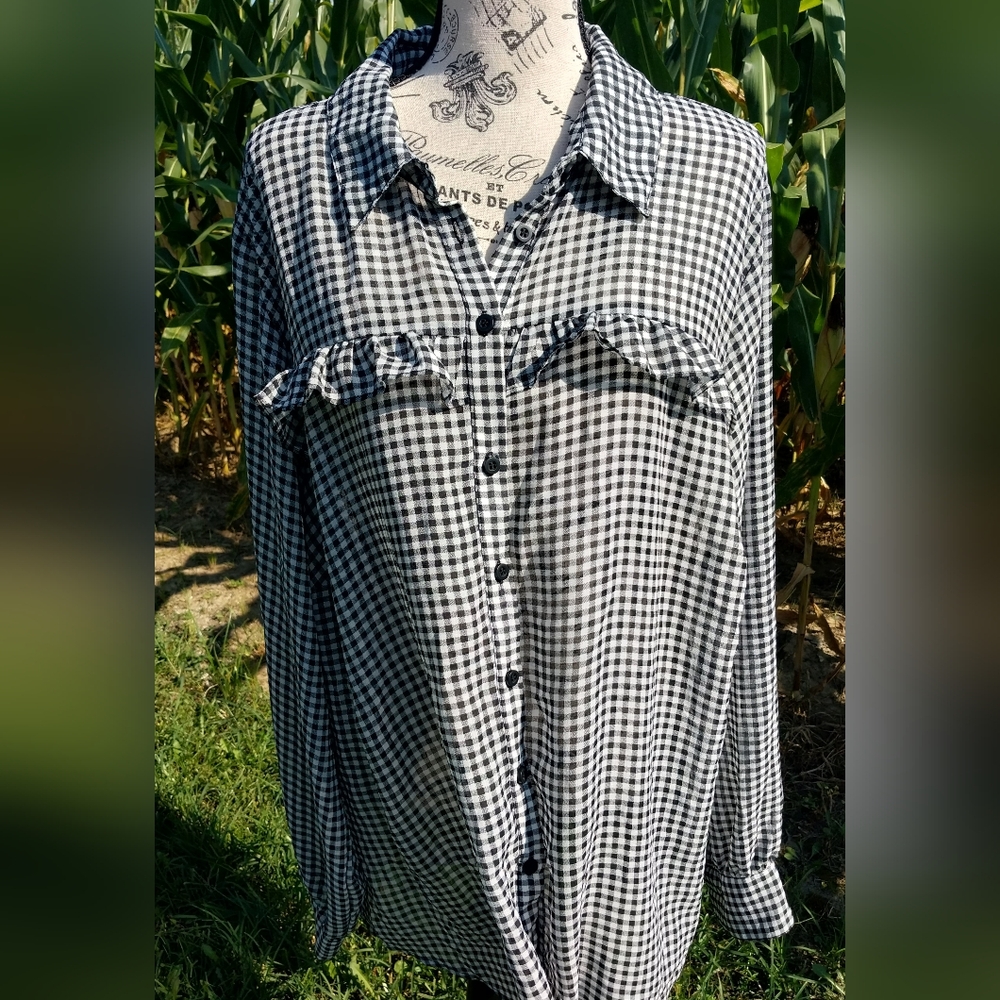 TORRID Black and White Gingham Women's BUTTON down Top/ 3x